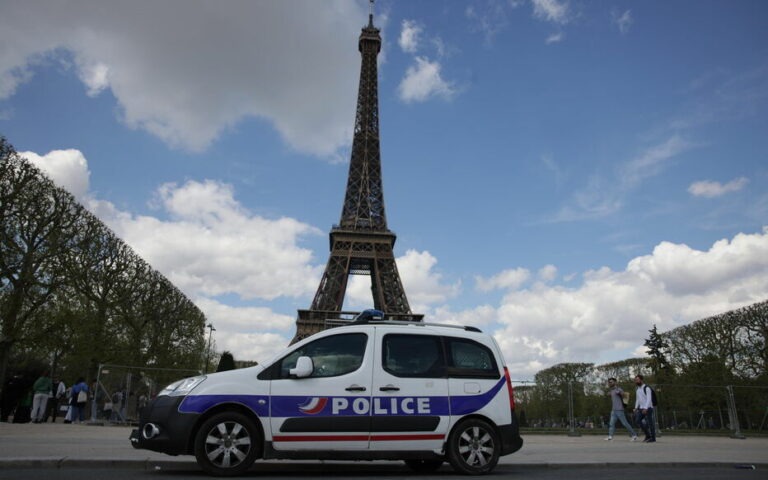 Paris : une touriste allemande échappe à un viol au pied de la tour Eiffel