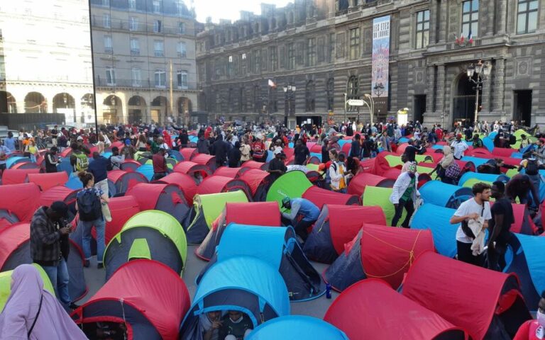 Paris : les centaines de jeunes réfugiés qui occupaient la place du Palais Royal évacués de force par la police