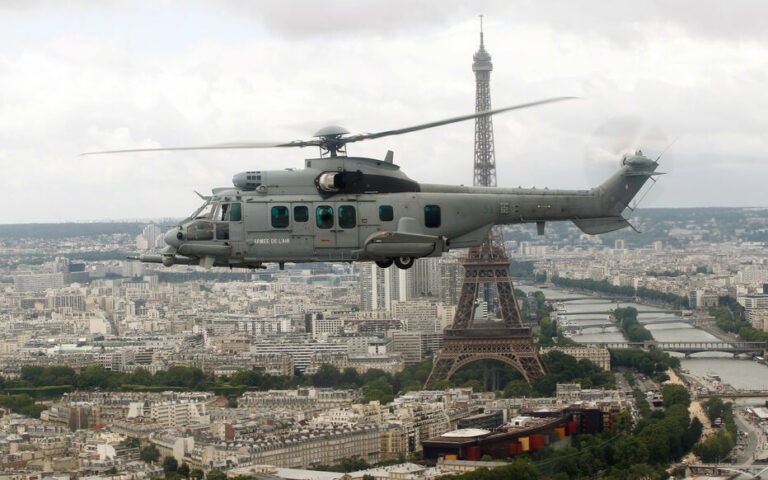 Paris : pourquoi un hélicoptère va survoler la capitale à basse altitude ce mardi soir