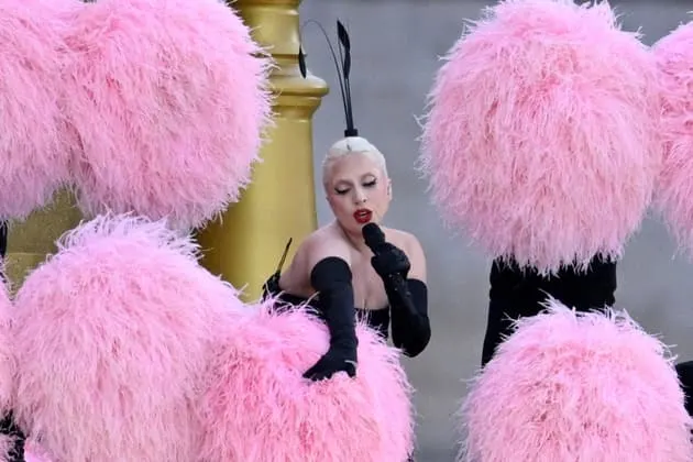 Lady Gaga rend hommage à Zizi Jeanmaire, revivez sa performance à la cérémonie d’ouverture des JO