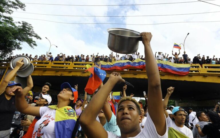 Venezuela : manifestations, un mort, liaisons aériennes suspendues… journée de tensions après la réélection contestée de Maduro