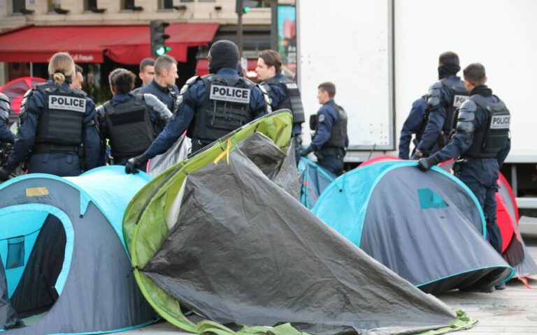 Paris : les 200 personnes qui campaient place de la Bastille contre le « nettoyage social » des Jeux expulsées