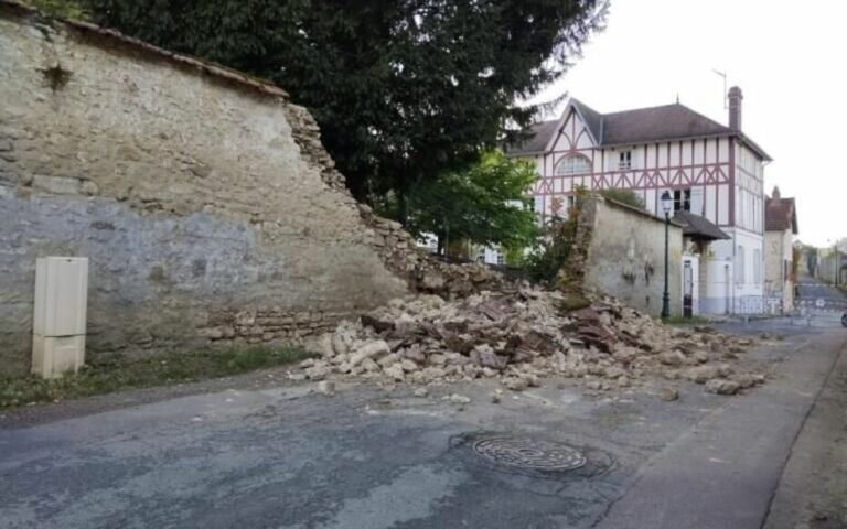 « Heureusement, personne ne passait par là » : à Genainville, un mur en pierres s’écroule au cœur du village