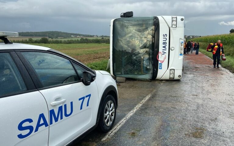 Seine-et-Marne : un car scolaire se renverse, quinze collégiens blessés et deux autres plus gravement