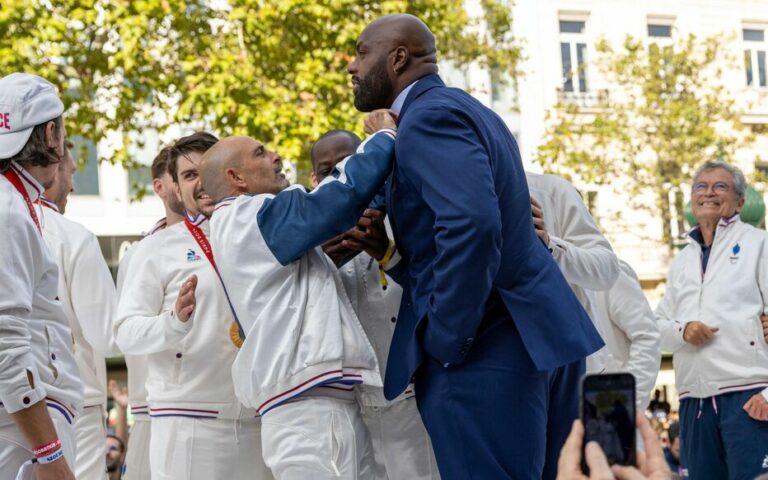 JO 2024 : pourquoi Teddy Riner était le seul champion en costume à la Parade