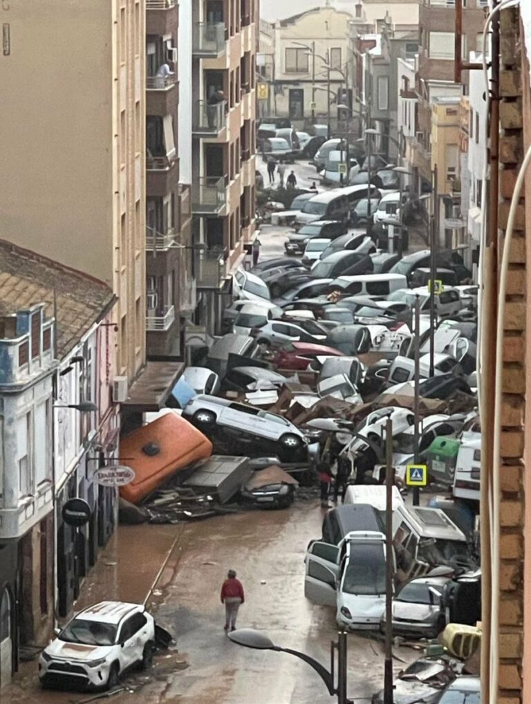 En Espagne, la violence des inondations illustrée par ces piles de voitures entassées dans les rues