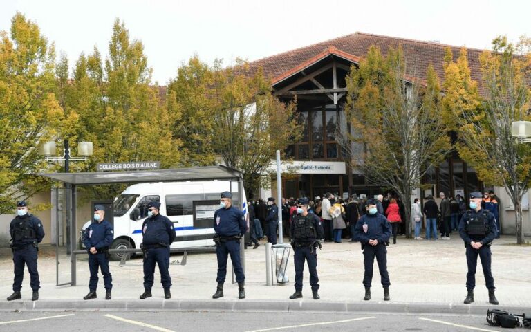 « Nous ne les oublierons pas » : minute de silence dans les collèges et lycées pour Samuel Paty et Dominique Bernard