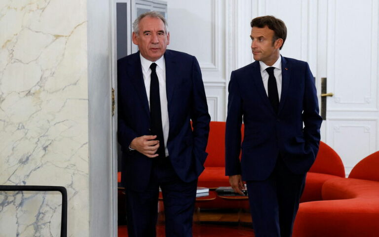 Nommé Premier ministre, François Bayrou doit désormais « dialoguer » avec les partis hors RN et LFI, selon l’Élysée