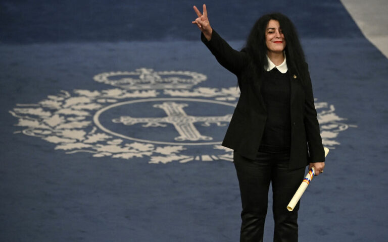 « Une attitude hypocrite de la France vis-à-vis de l’Iran » : l’artiste Marjane Satrapi refuse la légion d’honneur