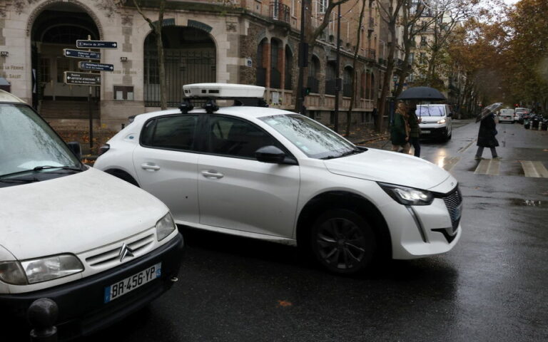 Pour ne pas payer le stationnement, un automobiliste parisien cache sa plaque d’immatriculation avec des palmes de plongée