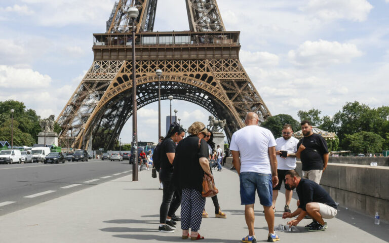 Paris : la tour Eiffel est le monument le plus propice aux arnaques au monde, d’après une étude